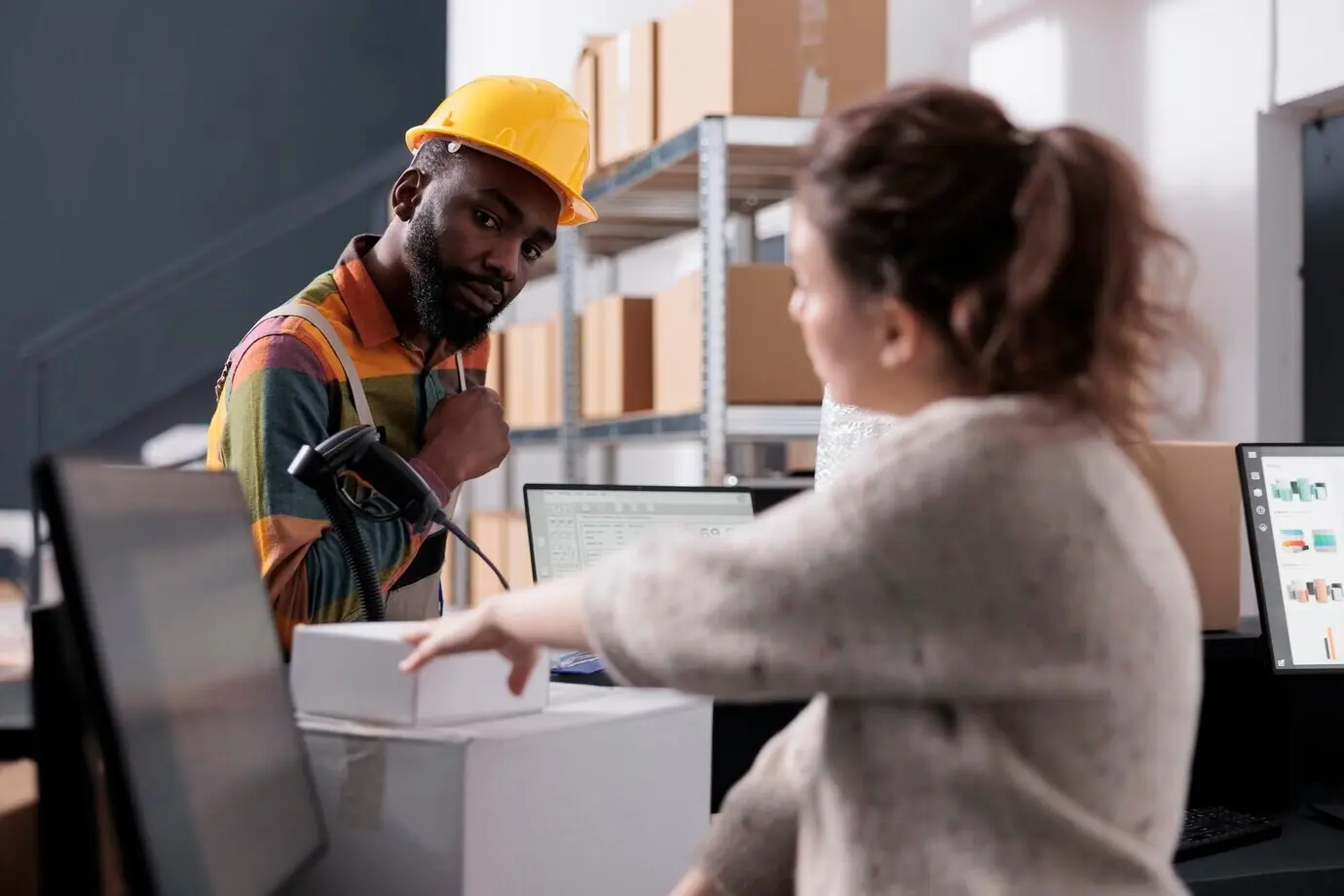 Заведующий складским помещением проверяет заказ клиента.